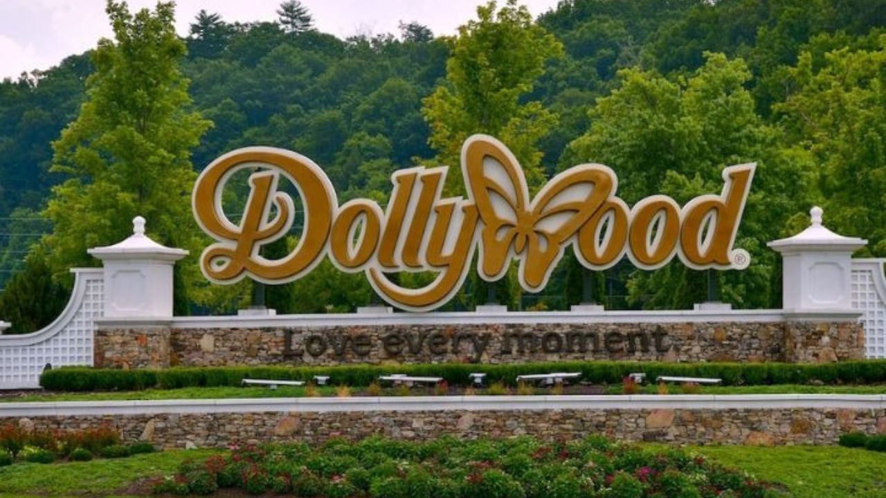 How Far is Dollywood from Gatlinburg, Tennessee?