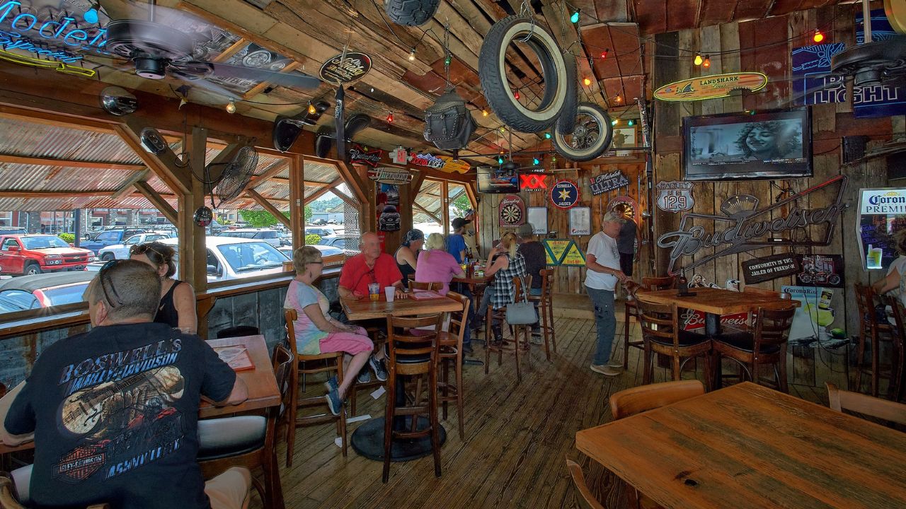 7 Must-Visit Bars in Pigeon Forge for a Fun Night Out