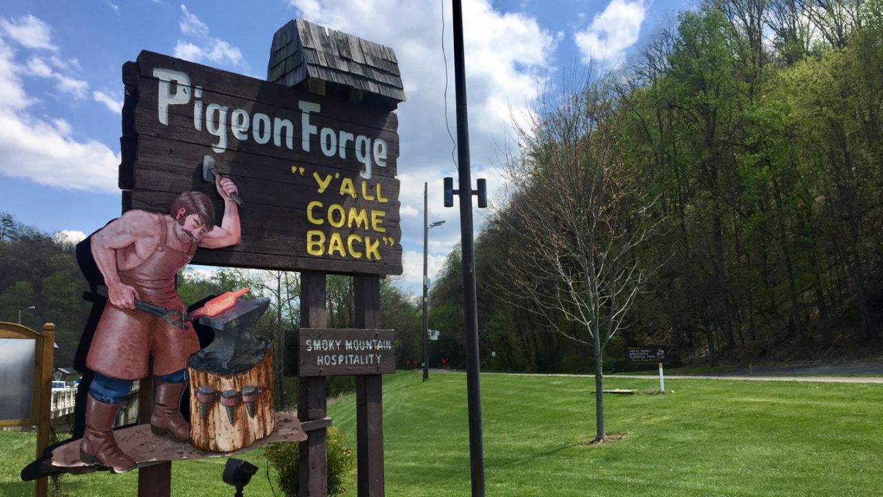 The welcome sign greeting visitors to Pigeon Forge, Tennessee.