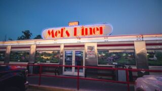 The exterior of Mel's Diner in Pigeon Forge, a retro-style restaurant with a nostalgic ambiance.